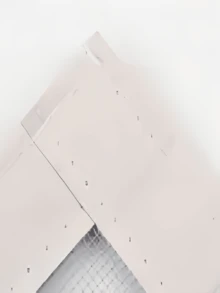 Zimą można stosować izolację okienną i kurtyny grzewcze, membrany wiatroszczelne i dźwiękoszczelne, folie uszczelniające, samoprzylepne folie izolacyjne bąbelkowe oraz zdejmowane zasłony drzwiowe.