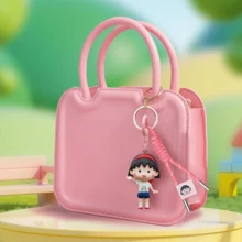 Colecția de brelocuri Chibi Maruko-Chan Relaxing Days - Brelocuri drăguțe și casual cu Maruko-Chan și colegele ei de clasă în ținute fermecătoare de zi cu zi! Perfecte pentru decorarea ghiozdanelor, penarelor, etichetelor de bagaje și accesoriilor personale. O modalitate încântătoare de a-ți purta personajul anime preferat peste tot!