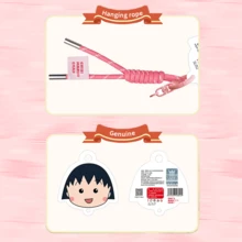 Colecția de brelocuri Chibi Maruko-Chan Relaxing Days - Brelocuri drăguțe și casual cu Maruko-Chan și colegele ei de clasă în ținute fermecătoare de zi cu zi! Perfecte pentru decorarea ghiozdanelor, penarelor, etichetelor de bagaje și accesoriilor personale. O modalitate încântătoare de a-ți purta personajul anime preferat peste tot!