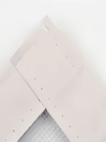 Zimą można stosować izolację okienną i kurtyny grzewcze, membrany wiatroszczelne i dźwiękoszczelne, folie uszczelniające, samoprzylepne folie izolacyjne bąbelkowe oraz zdejmowane zasłony drzwiowe.