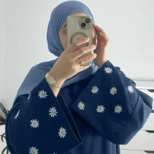 1 件新款时尚奢华菊花刺绣袖设计穆斯林女式长袍，适合女性日常穿着，经典百搭穆斯林吉尔巴布长袍 - 彩色 - 查看 7