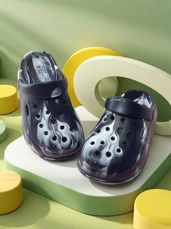 Sommarnya kamouflagefärgade grottskor för pojkar och flickor, moderiktiga och mångsidiga för hemmet, utomhusbruk, vardagsaktiviteter, strandfester, platta och bekväma grottskor för barn