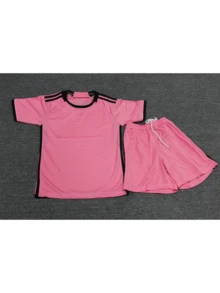 Conjunto de Uniforme de Futebol Juvenil Estilo Miami Personalizável, Adequado para Crianças (8-12 Anos) - Conjunto Personalizado de Camisa e Shorts. Logotipos, Números e Conteúdo de Texto Personalizáveis - Rosa chiclete - Visão 2