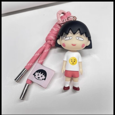 樱桃小丸子休闲时光钥匙扣系列——可爱休闲的人物钥匙扣，以身着迷人日常服装的樱桃小丸子和她的同学们为主题！非常适合装饰书包、铅笔盒、行李牌和个人配饰。让您随时随地都能拥有喜爱的动漫人物，尽享轻松惬意！