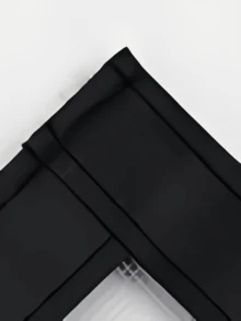 Zimą można stosować izolację okienną i kurtyny grzewcze, membrany wiatroszczelne i dźwiękoszczelne, folie uszczelniające, samoprzylepne folie izolacyjne bąbelkowe oraz zdejmowane zasłony drzwiowe.