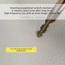 1 buc. Covoraș de masă multifuncțional din PVC, seria Dynamic Geometry. Este impermeabil și rezistent la umezeală, cu o rezistență puternică la petele de ulei, ceea ce face dificilă lăsarea unei urme chiar și de o singură picătură de pată. Vine într-o dimensiune mare și extinsă, potrivită pentru birouri, birouri de studiu și mese de joc și poate fi amplasată cu ușurință și în dulapurile laterale.