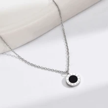 歐美風格的羅馬數字黑色壓克力圓形項鏈，優雅的鎖骨項鍊，適用於派對和日常穿戴，不銹鋼材質