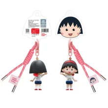 Colecția de brelocuri Chibi Maruko-Chan Relaxing Days - Brelocuri drăguțe și casual cu Maruko-Chan și colegele ei de clasă în ținute fermecătoare de zi cu zi! Perfecte pentru decorarea ghiozdanelor, penarelor, etichetelor de bagaje și accesoriilor personale. O modalitate încântătoare de a-ți purta personajul anime preferat peste tot!