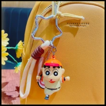 蜡笔小新经典款腕带夹 - 可爱又值得收藏的腕带夹，展现了蜡笔小新最具标志性的造型！这些多功能腕带夹可用于装饰背包、铅笔盒、钥匙扣，或作为趣味包袋挂饰。采用耐用材料制成，无论您走到哪里，都能完美展现您对这个淘气角色的喜爱！ - 黃色 - 查看 2