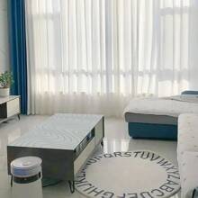 1 buc. Covoraș de masă multifuncțional din PVC, seria Dynamic Geometry. Este impermeabil și rezistent la umezeală, cu o rezistență puternică la petele de ulei, ceea ce face dificilă lăsarea unei urme chiar și de o singură picătură de pată. Vine într-o dimensiune mare și extinsă, potrivită pentru birouri, birouri de studiu și mese de joc și poate fi amplasată cu ușurință și în dulapurile laterale.