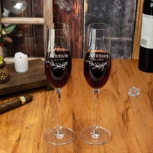 Copa de champán personalizada - Nombre personalizado, fecha y diseño de color - Vinilo decorativo para brindar en boda, aniversario, compromiso, propuesta o regalo romántico - Disponible como unidad individual o set de 2 - Regalo para novia y novio, copas para él y ella - Elegante copa de champán personalizada para San Valentín, cumpleaños, despedida de soltera - Obsequio de boda único o recuerdo para Sr. y Sra., recién casados o fiesta de soltera, lista para el brunch, decoración navideña, renovación otoñal del hogar