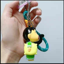 蜡笔小新经典款腕带夹 - 可爱又值得收藏的腕带夹，展现了蜡笔小新最具标志性的造型！这些多功能腕带夹可用于装饰背包、铅笔盒、钥匙扣，或作为趣味包袋挂饰。采用耐用材料制成，无论您走到哪里，都能完美展现您对这个淘气角色的喜爱！ - 綠色 - 查看 3