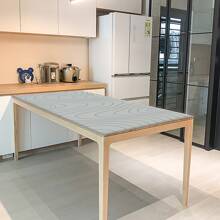 1 buc. Covoraș de masă multifuncțional din PVC, seria Dynamic Geometry. Este impermeabil și rezistent la umezeală, cu o rezistență puternică la petele de ulei, ceea ce face dificilă lăsarea unei urme chiar și de o singură picătură de pată. Vine într-o dimensiune mare și extinsă, potrivită pentru birouri, birouri de studiu și mese de joc și poate fi amplasată cu ușurință și în dulapurile laterale.