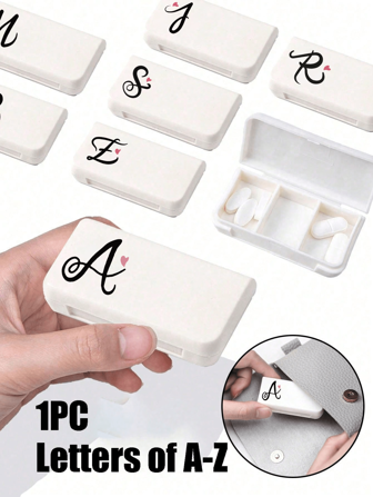 Mini scatola per pillole con tre scomparti, organizer portatile per pillole, motivo a cuore rosa con lettere nere da A a Z, compatto e pratico, adatto come contenitore per medicinali da viaggio, graziosa organizer settimanale per pillole da viaggio, scomparti indipendenti, contenitore per integratori da tenere in tasca o in borsa - Custodia per medicinali da viaggio con 3 griglie - Contenitore organizzatore giornaliero per vitamine e medicinali