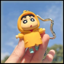 蜡笔小新经典款腕带夹 - 可爱又值得收藏的腕带夹，展现了蜡笔小新最具标志性的造型！这些多功能腕带夹可用于装饰背包、铅笔盒、钥匙扣，或作为趣味包袋挂饰。采用耐用材料制成，无论您走到哪里，都能完美展现您对这个淘气角色的喜爱！ - 藍色 - 查看 2