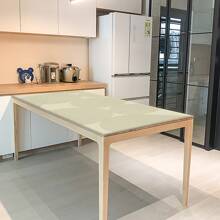 1 buc. Covoraș de masă multifuncțional din PVC, seria Dynamic Geometry. Este impermeabil și rezistent la umezeală, cu o rezistență puternică la petele de ulei, ceea ce face dificilă lăsarea unei urme chiar și de o singură picătură de pată. Vine într-o dimensiune mare și extinsă, potrivită pentru birouri, birouri de studiu și mese de joc și poate fi amplasată cu ușurință și în dulapurile laterale.