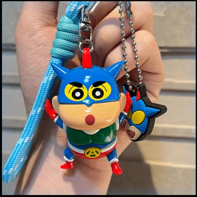 蜡笔小新经典款腕带夹 - 可爱又值得收藏的腕带夹，展现了蜡笔小新最具标志性的造型！这些多功能腕带夹可用于装饰背包、铅笔盒、钥匙扣，或作为趣味包袋挂饰。采用耐用材料制成，无论您走到哪里，都能完美展现您对这个淘气角色的喜爱！