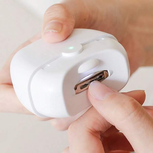 Coupe-ongles électrique léger, taille-ongles entièrement automatique avec veilleuse, rangement pour débris d'ongles, outil de soins des ongles rechargeable par USB pour enfants, personnes âgées et adultes