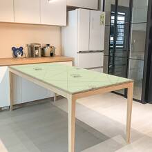 1 buc. Covoraș de masă multifuncțional din PVC, seria Dynamic Geometry. Este impermeabil și rezistent la umezeală, cu o rezistență puternică la petele de ulei, ceea ce face dificilă lăsarea unei urme chiar și de o singură picătură de pată. Vine într-o dimensiune mare și extinsă, potrivită pentru birouri, birouri de studiu și mese de joc și poate fi amplasată cu ușurință și în dulapurile laterale.