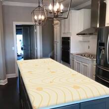 1 buc. Covoraș de masă multifuncțional din PVC, seria Dynamic Geometry. Este impermeabil și rezistent la umezeală, cu o rezistență puternică la petele de ulei, ceea ce face dificilă lăsarea unei urme chiar și de o singură picătură de pată. Vine într-o dimensiune mare și extinsă, potrivită pentru birouri, birouri de studiu și mese de joc și poate fi amplasată cu ușurință și în dulapurile laterale.