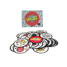 1 peça Jogo de Cartas de Ação Akfosh, Jogo de Tabuleiro de Xadrez de Festa, Embalado em plástico, 12,5 * 11,5 * 3 cm, idioma Árabe, Jogo de mesa, Jogo de Tabuleiro de Entretenimento para jogar com amigos, adequado como presente. (Ligeira Diferença de Cor)