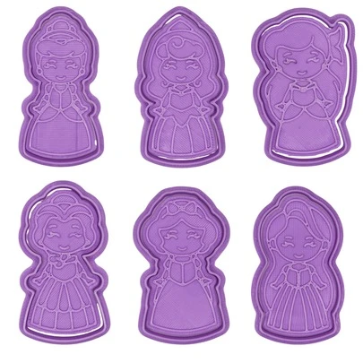 Set de cortadores de galletas de 6  encantadoras princesas en estilo caricatura, ideales para dar vida a tus creaciones de repostería con un toque mágico y divertido. Cada diseño está inspirado en las clásicas protagonistas de cuentos de hadas, con detalles que evocan coronas, trenzas largas, vestidos elegantes y peinados únicos. Perfectos para galletas decoradas con glaseado real, fondant o masa con relieve. Sorprende a los más pequeños (¡y también a los grandes!) con estas figuras entrañables que representan la dulzura y la fantasía de los cuentos de siempre. Hechos en material resistente y fácil de limpiar. Son la herramienta perfecta para fiestas temáticas, regalos personalizados o simplemente para darle un giro especial a tu repostería. ¡Crea momentos mágicos e tu cocina con este set encantador!