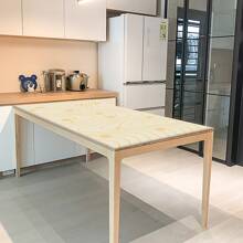 1 buc. Covoraș de masă multifuncțional din PVC, seria Dynamic Geometry. Este impermeabil și rezistent la umezeală, cu o rezistență puternică la petele de ulei, ceea ce face dificilă lăsarea unei urme chiar și de o singură picătură de pată. Vine într-o dimensiune mare și extinsă, potrivită pentru birouri, birouri de studiu și mese de joc și poate fi amplasată cu ușurință și în dulapurile laterale.