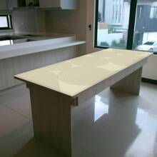 1 buc. Covoraș de masă multifuncțional din PVC, seria Dynamic Geometry. Este impermeabil și rezistent la umezeală, cu o rezistență puternică la petele de ulei, ceea ce face dificilă lăsarea unei urme chiar și de o singură picătură de pată. Vine într-o dimensiune mare și extinsă, potrivită pentru birouri, birouri de studiu și mese de joc și poate fi amplasată cu ușurință și în dulapurile laterale.