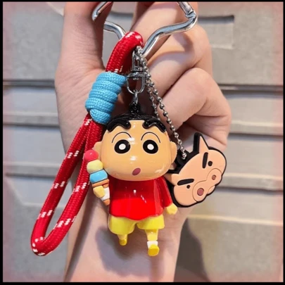 蜡笔小新经典款腕带夹 - 可爱又值得收藏的腕带夹，展现了蜡笔小新最具标志性的造型！这些多功能腕带夹可用于装饰背包、铅笔盒、钥匙扣，或作为趣味包袋挂饰。采用耐用材料制成，无论您走到哪里，都能完美展现您对这个淘气角色的喜爱！