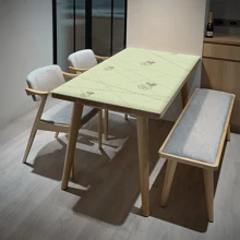 1 buc. Covoraș de masă multifuncțional din PVC, seria Dynamic Geometry. Este impermeabil și rezistent la umezeală, cu o rezistență puternică la petele de ulei, ceea ce face dificilă lăsarea unei urme chiar și de o singură picătură de pată. Vine într-o dimensiune mare și extinsă, potrivită pentru birouri, birouri de studiu și mese de joc și poate fi amplasată cu ușurință și în dulapurile laterale.