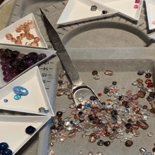 一款用于珠宝首饰生产的串珠机，配备1个珠宝棒铲或1个珠宝专用镊子带铲，方便旋转木粘土串珠机，用于制作腰围、手链、项链等串珠产品