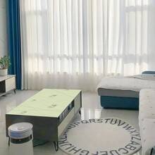 1 buc. Covoraș de masă multifuncțional din PVC, seria Dynamic Geometry. Este impermeabil și rezistent la umezeală, cu o rezistență puternică la petele de ulei, ceea ce face dificilă lăsarea unei urme chiar și de o singură picătură de pată. Vine într-o dimensiune mare și extinsă, potrivită pentru birouri, birouri de studiu și mese de joc și poate fi amplasată cu ușurință și în dulapurile laterale.