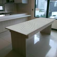 1 buc. Covoraș de masă multifuncțional din PVC, seria Dynamic Geometry. Este impermeabil și rezistent la umezeală, cu o rezistență puternică la petele de ulei, ceea ce face dificilă lăsarea unei urme chiar și de o singură picătură de pată. Vine într-o dimensiune mare și extinsă, potrivită pentru birouri, birouri de studiu și mese de joc și poate fi amplasată cu ușurință și în dulapurile laterale.