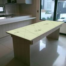 1 buc. Covoraș de masă multifuncțional din PVC, seria Dynamic Geometry. Este impermeabil și rezistent la umezeală, cu o rezistență puternică la petele de ulei, ceea ce face dificilă lăsarea unei urme chiar și de o singură picătură de pată. Vine într-o dimensiune mare și extinsă, potrivită pentru birouri, birouri de studiu și mese de joc și poate fi amplasată cu ușurință și în dulapurile laterale.