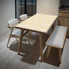 1 buc. Covoraș de masă multifuncțional din PVC, seria Dynamic Geometry. Este impermeabil și rezistent la umezeală, cu o rezistență puternică la petele de ulei, ceea ce face dificilă lăsarea unei urme chiar și de o singură picătură de pată. Vine într-o dimensiune mare și extinsă, potrivită pentru birouri, birouri de studiu și mese de joc și poate fi amplasată cu ușurință și în dulapurile laterale.