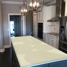 1 buc. Covoraș de masă multifuncțional din PVC, seria Dynamic Geometry. Este impermeabil și rezistent la umezeală, cu o rezistență puternică la petele de ulei, ceea ce face dificilă lăsarea unei urme chiar și de o singură picătură de pată. Vine într-o dimensiune mare și extinsă, potrivită pentru birouri, birouri de studiu și mese de joc și poate fi amplasată cu ușurință și în dulapurile laterale.