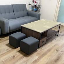 1 buc. Covoraș de masă multifuncțional din PVC, seria Dynamic Geometry. Este impermeabil și rezistent la umezeală, cu o rezistență puternică la petele de ulei, ceea ce face dificilă lăsarea unei urme chiar și de o singură picătură de pată. Vine într-o dimensiune mare și extinsă, potrivită pentru birouri, birouri de studiu și mese de joc și poate fi amplasată cu ușurință și în dulapurile laterale.