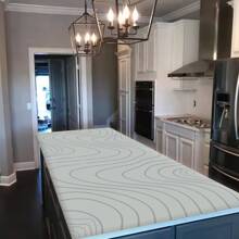 1 buc. Covoraș de masă multifuncțional din PVC, seria Dynamic Geometry. Este impermeabil și rezistent la umezeală, cu o rezistență puternică la petele de ulei, ceea ce face dificilă lăsarea unei urme chiar și de o singură picătură de pată. Vine într-o dimensiune mare și extinsă, potrivită pentru birouri, birouri de studiu și mese de joc și poate fi amplasată cu ușurință și în dulapurile laterale.