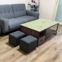 1 buc. Covoraș de masă multifuncțional din PVC, seria Dynamic Geometry. Este impermeabil și rezistent la umezeală, cu o rezistență puternică la petele de ulei, ceea ce face dificilă lăsarea unei urme chiar și de o singură picătură de pată. Vine într-o dimensiune mare și extinsă, potrivită pentru birouri, birouri de studiu și mese de joc și poate fi amplasată cu ușurință și în dulapurile laterale.