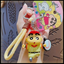 蜡笔小新经典款腕带夹 - 可爱又值得收藏的腕带夹，展现了蜡笔小新最具标志性的造型！这些多功能腕带夹可用于装饰背包、铅笔盒、钥匙扣，或作为趣味包袋挂饰。采用耐用材料制成，无论您走到哪里，都能完美展现您对这个淘气角色的喜爱！ - 黃色 - 查看 3