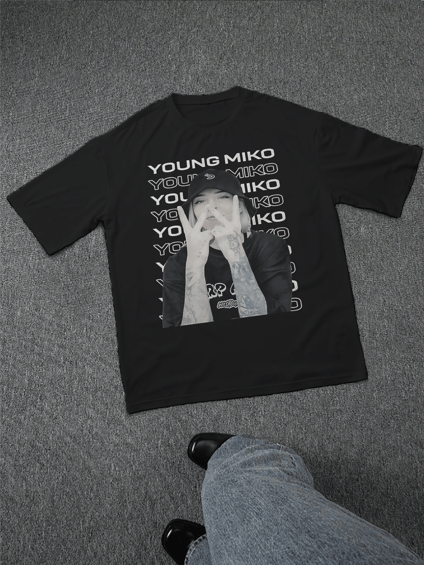 Camiseta con estampado del personaje YOUNG MIKO para hombre, camiseta informal de primavera y verano de manga corta y cuello redondo, cuello redondo, manga corta, 100% algodón, algodón grueso de 220 g - Negro - Añade 2