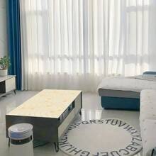 1 buc. Covoraș de masă multifuncțional din PVC, seria Dynamic Geometry. Este impermeabil și rezistent la umezeală, cu o rezistență puternică la petele de ulei, ceea ce face dificilă lăsarea unei urme chiar și de o singură picătură de pată. Vine într-o dimensiune mare și extinsă, potrivită pentru birouri, birouri de studiu și mese de joc și poate fi amplasată cu ușurință și în dulapurile laterale.