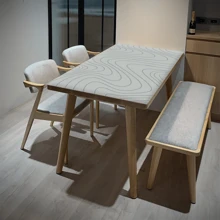 1 buc. Covoraș de masă multifuncțional din PVC, seria Dynamic Geometry. Este impermeabil și rezistent la umezeală, cu o rezistență puternică la petele de ulei, ceea ce face dificilă lăsarea unei urme chiar și de o singură picătură de pată. Vine într-o dimensiune mare și extinsă, potrivită pentru birouri, birouri de studiu și mese de joc și poate fi amplasată cu ușurință și în dulapurile laterale.