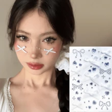 这款5件装蝴蝶结和心形脸部装饰贴，让您在几秒钟内打造甜美又不失个性的妆容，非常适合节日、音乐会或主题派对。闪亮的水钻、3D蝴蝶结和心形水晶的组合，为您的脸部增添层次感和闪耀光泽。 - 彩色 - 查看 11