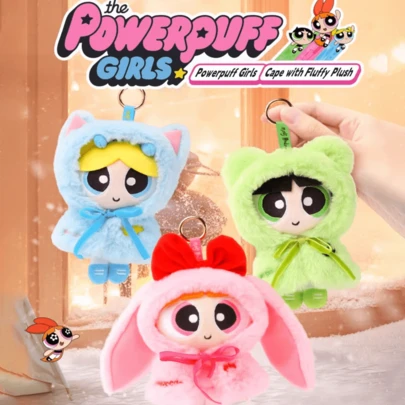 可拆卸斗篷毛绒挂件，蓬松柔软的毛绒娃娃挂件，可爱卡通人物收藏品，适合儿童和动漫迷，完美的包包挂饰或礼物，超级柔软舒适，色彩缤纷，趣味十足的包包配饰，独特的蝴蝶结斗篷设计，是儿童房装饰和日常陪伴的理想之选，适合所有人