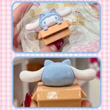 三丽鸥卡通人物毛绒盲袋 - 随机1个 | 可爱猫咪玩偶 | 可爱有趣的设计 | 送给女孩的完美礼物 | 节日/生日礼物