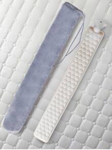 1 pièce Bouillotte d'eau chaude de forme allongée 2000 ml, réchauffe-mains à remplissage d'eau, durable, anti-explosion, fournitures d'hiver pour un réchauffement thérapeutique chaud pour les filles, réchauffe le ventre, les épaules et la taille (en raison de lots différents, les lignes et les couleurs du revêtement intérieur peuvent varier. Nous nous excusons pour tout inconvénient causé, le couvercle en tissu de ruban de soie, la couleur des côtes, le design est assortie au hasard)