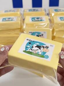 软牛奶砖慢回弹软粘手仿真玩具，逼真的黄色黄油蛋糕，带有高端糕点香气和柔软的质地，玩起来非常有趣