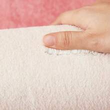 Tappeto d'area floreale nordico in peluche - Morbido, lavabile, tappeto decorativo antiscivolo con fiori rosa e beige per camera da letto, soggiorno o ingresso, tappeto da salotto | Design floreale nordico | Fondo antiscivolo, tappeto d'area da salotto, perfetto per l'autunno, Ognissanti, Natale | Decorazione per la stanza, tappeto d'area, tappeto da camera da letto, tappeto da cucina, decorazione per la casa, zerbino da ingresso, tappeto da bagno