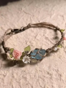 手工波西米亚风花卉手链 - 随机颜色珠子、天然宝石和四月生辰石，浅蓝色梦幻海洋主题装饰，点缀粉色玫瑰、白色雏菊和绿色叶子，适合日常佩戴、派对礼物、情人节礼物，尺寸略小 - 海藍寶吊墜手繩 - 查看 4